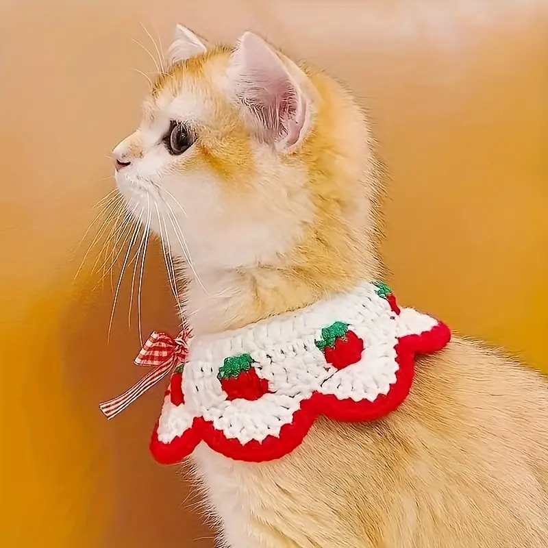 RODAFN 핸드메이드 딸기 체리 플레드 고양이 & 개 비브 - 부드러운 폴리에스테로우 리본 디자인, 러플 엣지, 안전한 핏을 위한 조절 가능한 스트랩, 귀여운 애완동물 액세서리, 새끼 고양이부터 성견까지, 새끼 고양이 옷, 재미있는 디자인, 우수한 공예